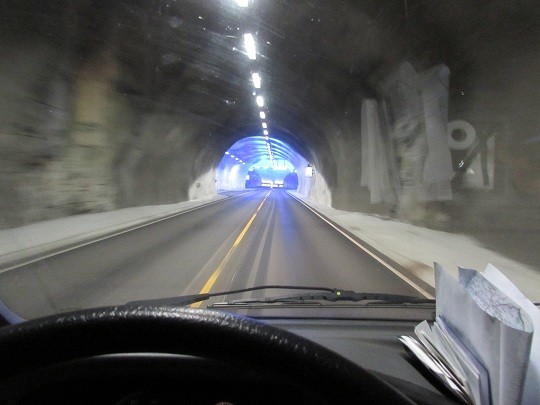 Eines der zahlreichen Tunnels,in der Mitte beleuchtet, um für Abwechslung zu sorgen.