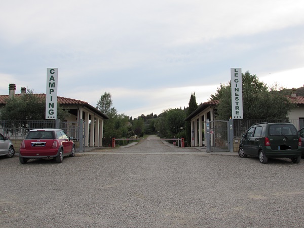 Eingangsbereich zum Camping bei Arezzo. Der Platz liegt günstig und nahe an der Autobahn