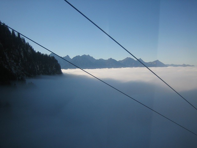 Blick von der Seilbahn in Richtung Neuschwanstein (Liegt allerdings unter den Wolken)