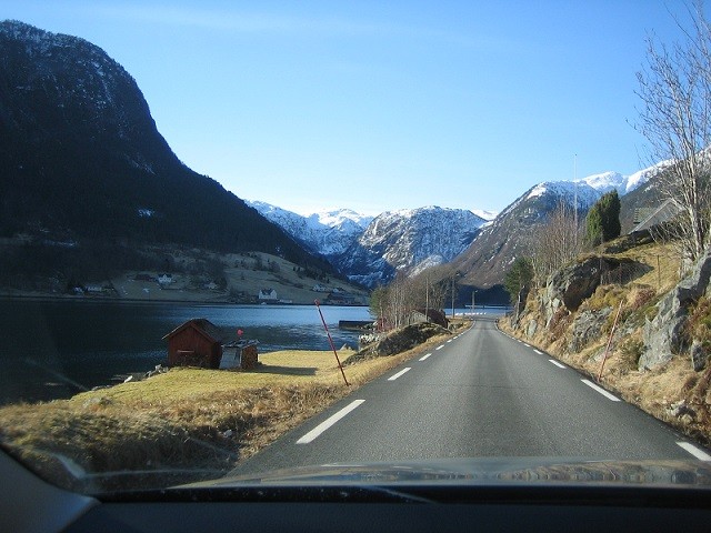 Einspurige Strassen führen am Fjord vorbei.
