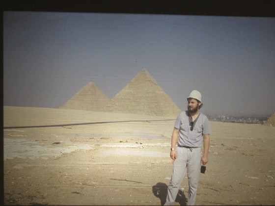 Bei den Pyramiden von Gizeh, am Westufer des Nil, ca. 20km südlich von Kairo. Die bekannteste Pyramide ist die Cheops - Pyramide (146m hoch)