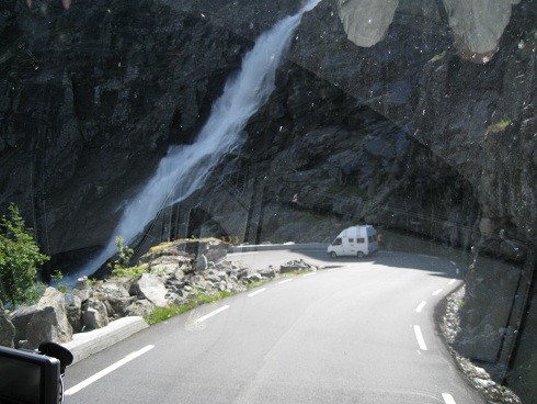 ......und weiter ging es runter ins Tal. Gott sei dank bei wenig Gegenverkehr.