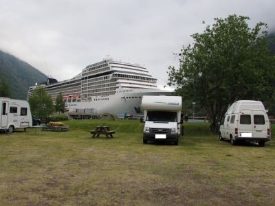 Hellesylt - Geirangerfjord, Auge in Auge mit den Kreuzfahrern