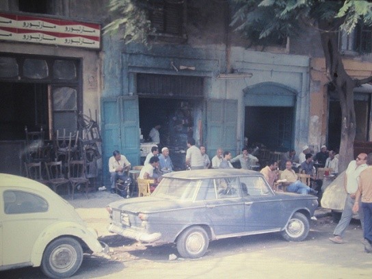Ein typisches Strassenkaffee in Kairo. Männer genießen ihren morgentlichen Kaffee.