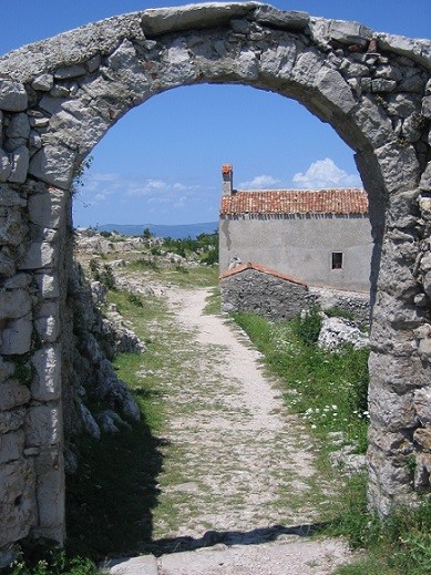 Alte Gemäuer auf einer Anhöhe auf Cres