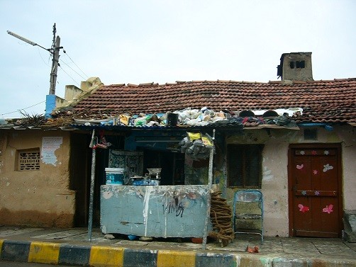 Müllentsorgung auf indisch. Der Müll liegt auf dem Hausdach