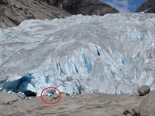 Der Gletscher. Die Dimmensionen erkennt man an den im roten Greis erkennbaren Wanderern