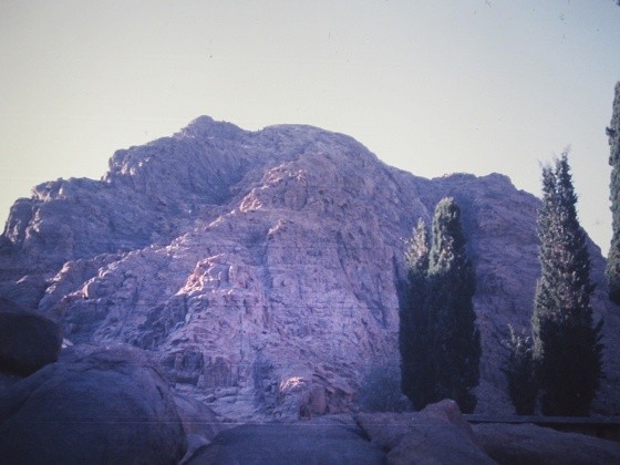 Blick vom Abstieg nach oben auf den Gipfel des Mosesbergs