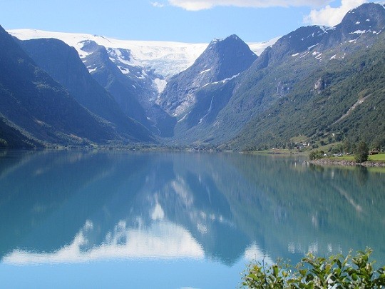 Der Gletschersee, im Hintergrund der Gletscher. rechts im Bild zu erkennen unser Campingplatz.