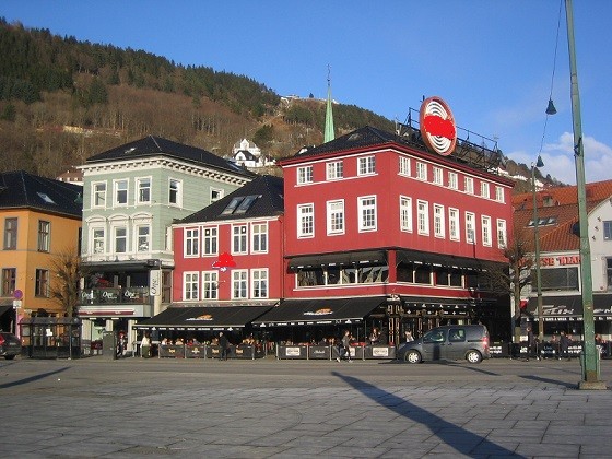 Innenstadt von Bergen, im Hintergund, über dem roten Haus, ist die bekannte Zahnradbahn zu sehen, die auf einen Aussichtspunkt führt zu sehen.