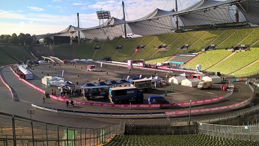 Zieleinlauf im Olympiastadion von München. Erinnerungen an die Olympiade 1972 werden wach. Heide Rosendahl und ich liefen über die selbe Ziellinie