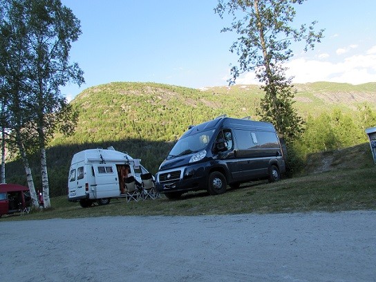 Camping in Norwegen, nahe am Jostesdalbreen (Gletscher) gelegen. Direkt am Wildbach, naturbelassener Platz, 10 Autominuten vom Gletscher entfernt. Weiteres siehe Reisebericht Norwegen