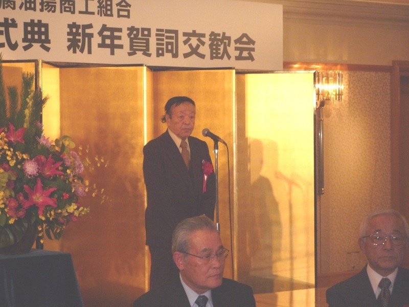 創立50周年記念式典　祝宴　乾杯の発声に立つ　田中　可夫氏（元理事長）