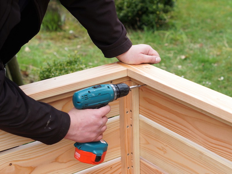 Montage Hochbeet aus Holz - Rahmen mit Hochbeet verschrauben