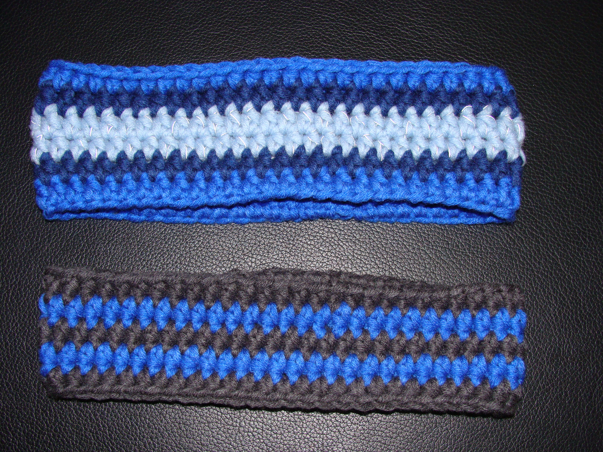Stirnband blau, Grösse M-L, ca. 9 cm breit,  (myboshi Nr. 1) CHF 12.00 / Stirnband blau-grau, Grösse M, ca. 7 cm breit,  (myboshi Nr. 1) CHF 10.00