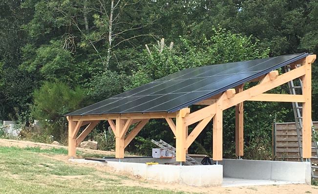 Kit charpente sur mesure pour recevoir des panneaux photovoltaïque . 