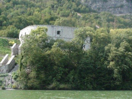 particolare Rocca d'Anfo vista dal lago (traghetto sul lago d'idro)