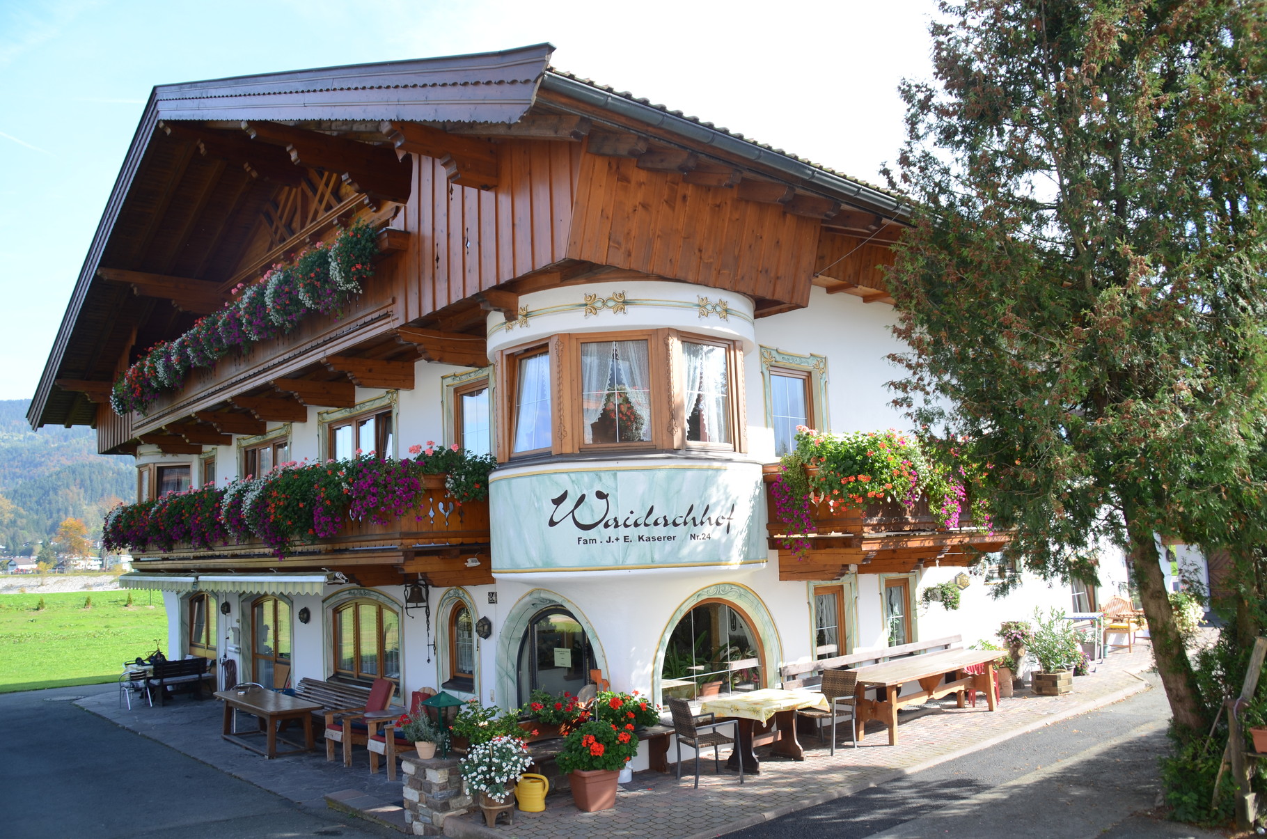 Ansicht der Pension Waidachhof im Sommer von der Seite