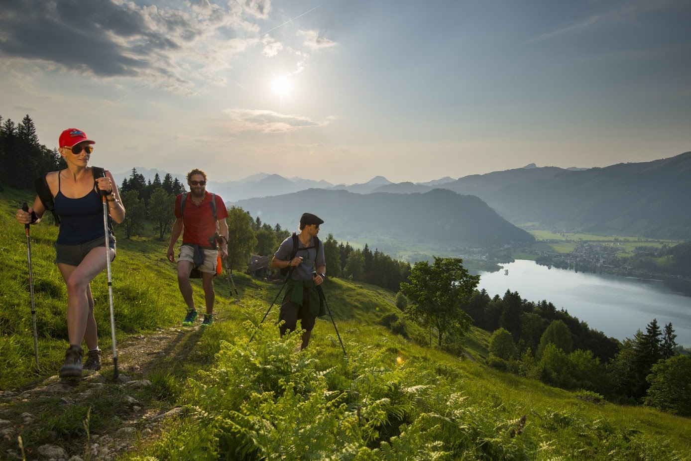 Familie beim Wandern, im Hintergrund ist der Walchsee zu sehen