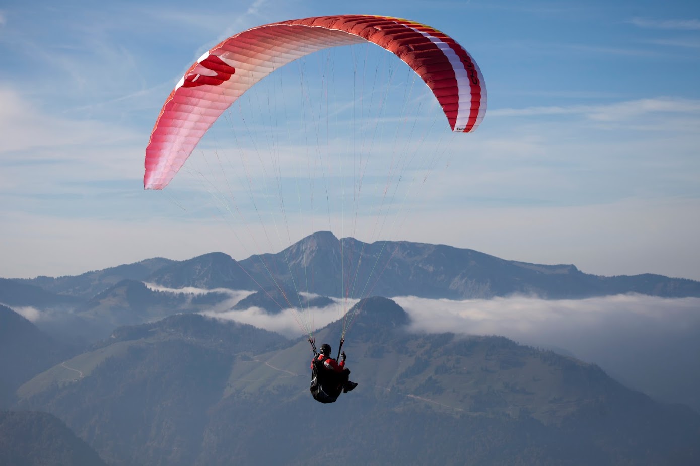 Paragleiter, der über den Wolken fliegt