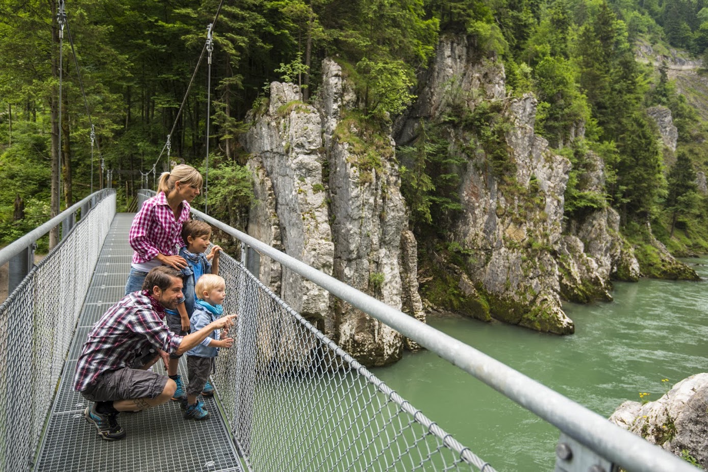 Hängebrücke mit Familie in der Klobenstein-Schlucht