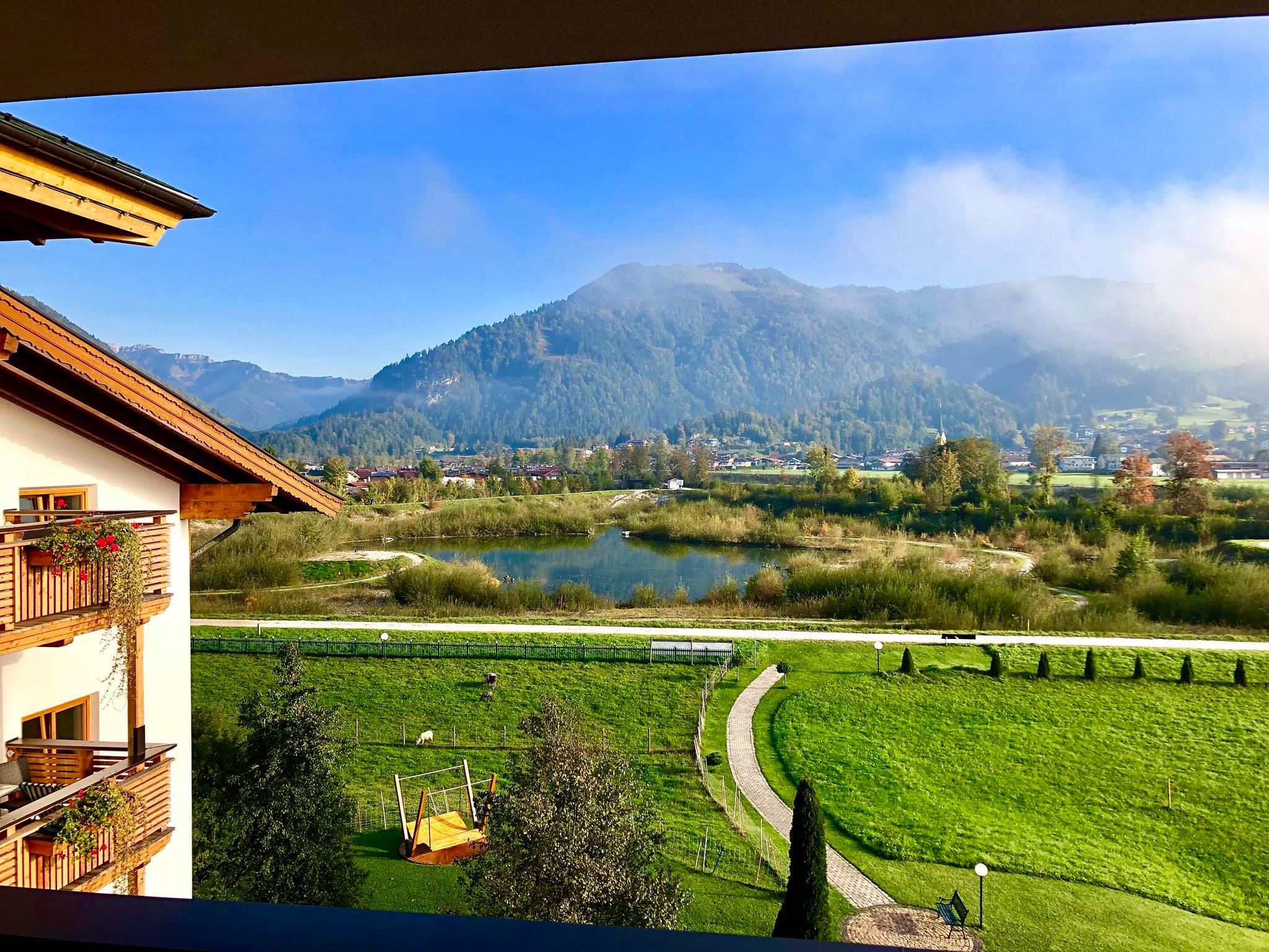 Aussicht aus einem Zimmer auf das Naturschutzgebiet hinter dem Hotel Waidachhof