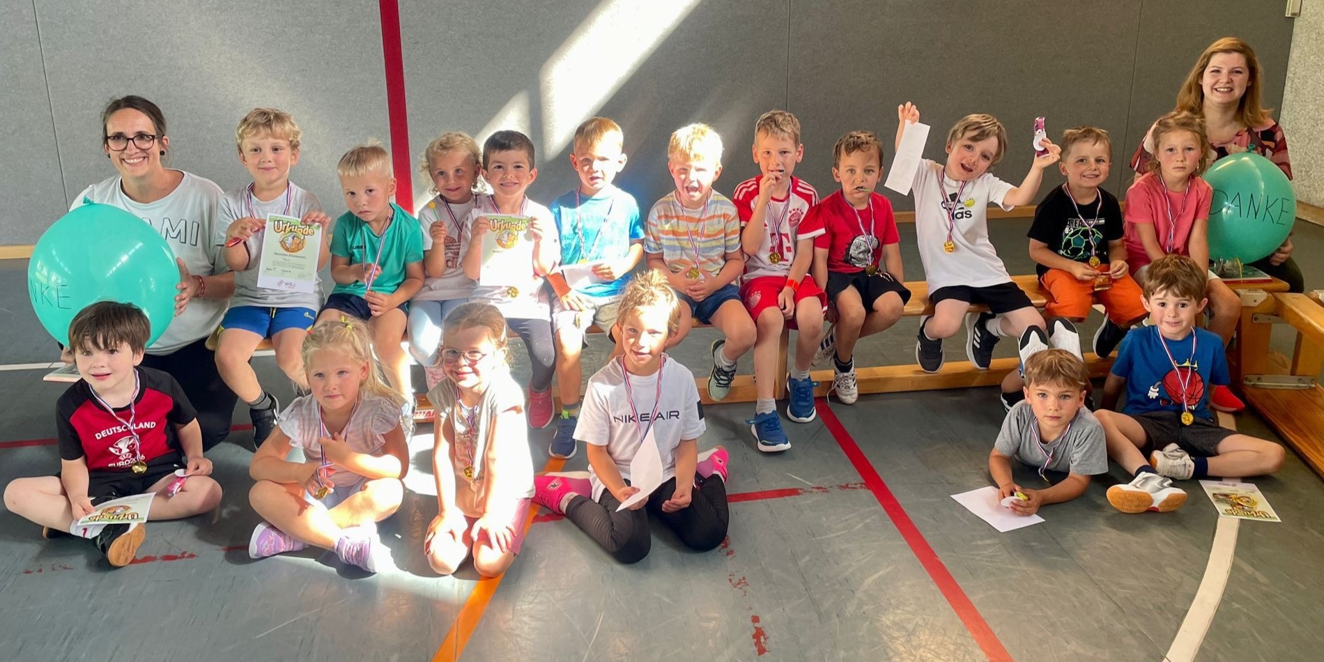 Ball ab 4 Kinder legen Sportabzeichen ab