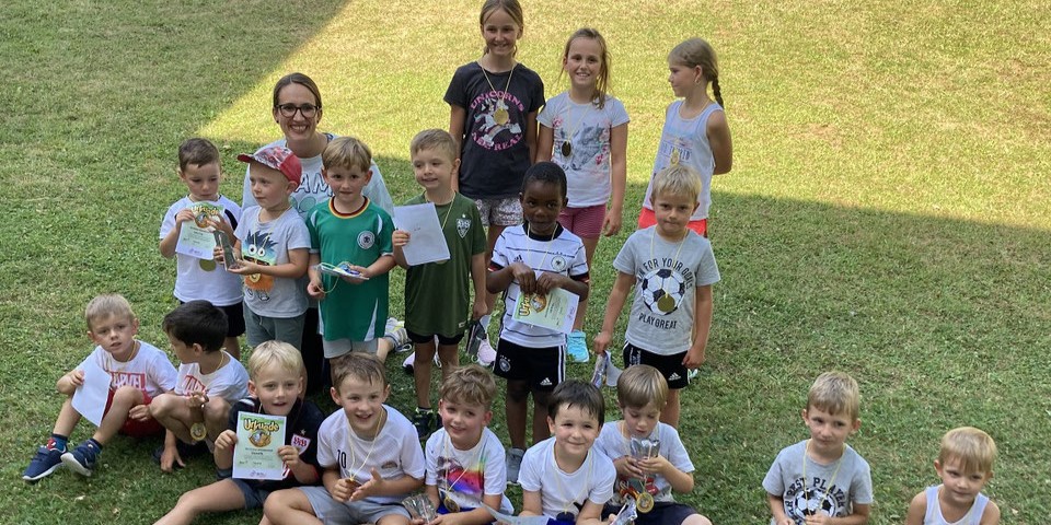 Ball ab 4 Kinder legen Mini-Sportabzeichen ab