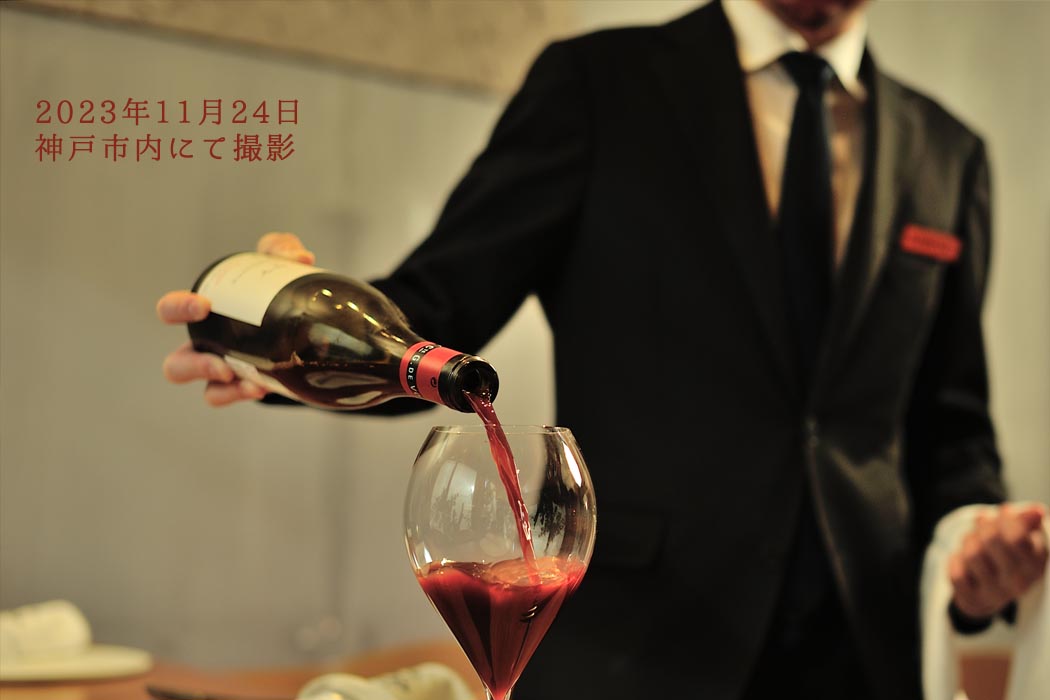 2023年11月24日　神戸市内にて撮影したソムリエのイメージ