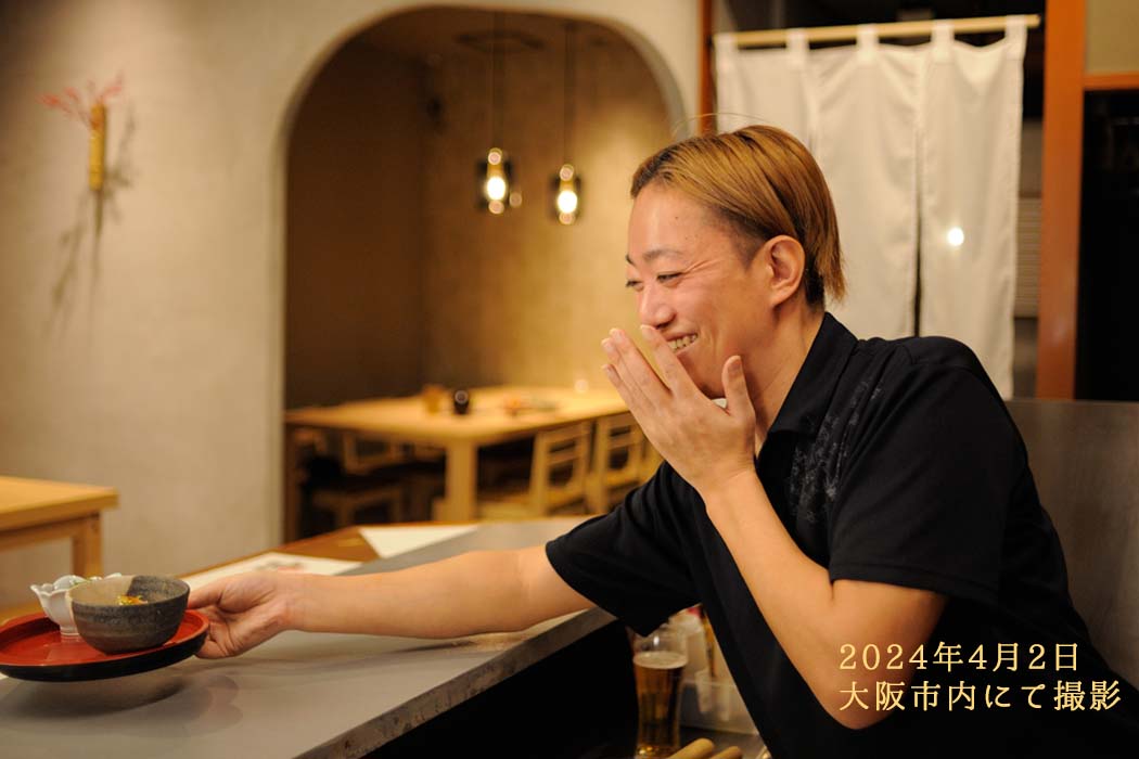 2024年4月2日　大阪市内にて撮影したママさんが料理をご提供しているシーン
