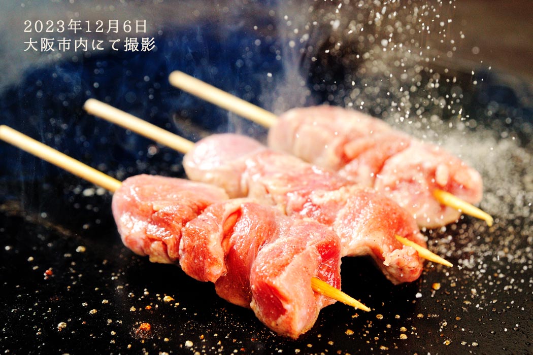 2023年12月6日　大阪市内にて撮影した鉄板焼きの調理シーン