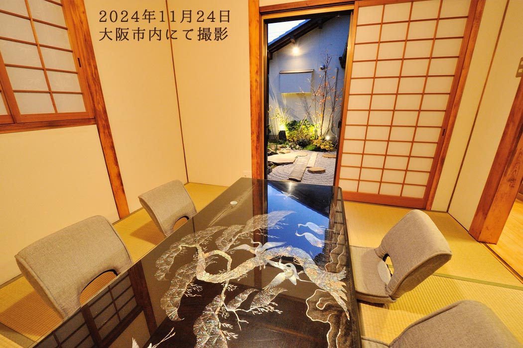 2023年11月24日　大阪市内にて撮影した庭園がみえる個室