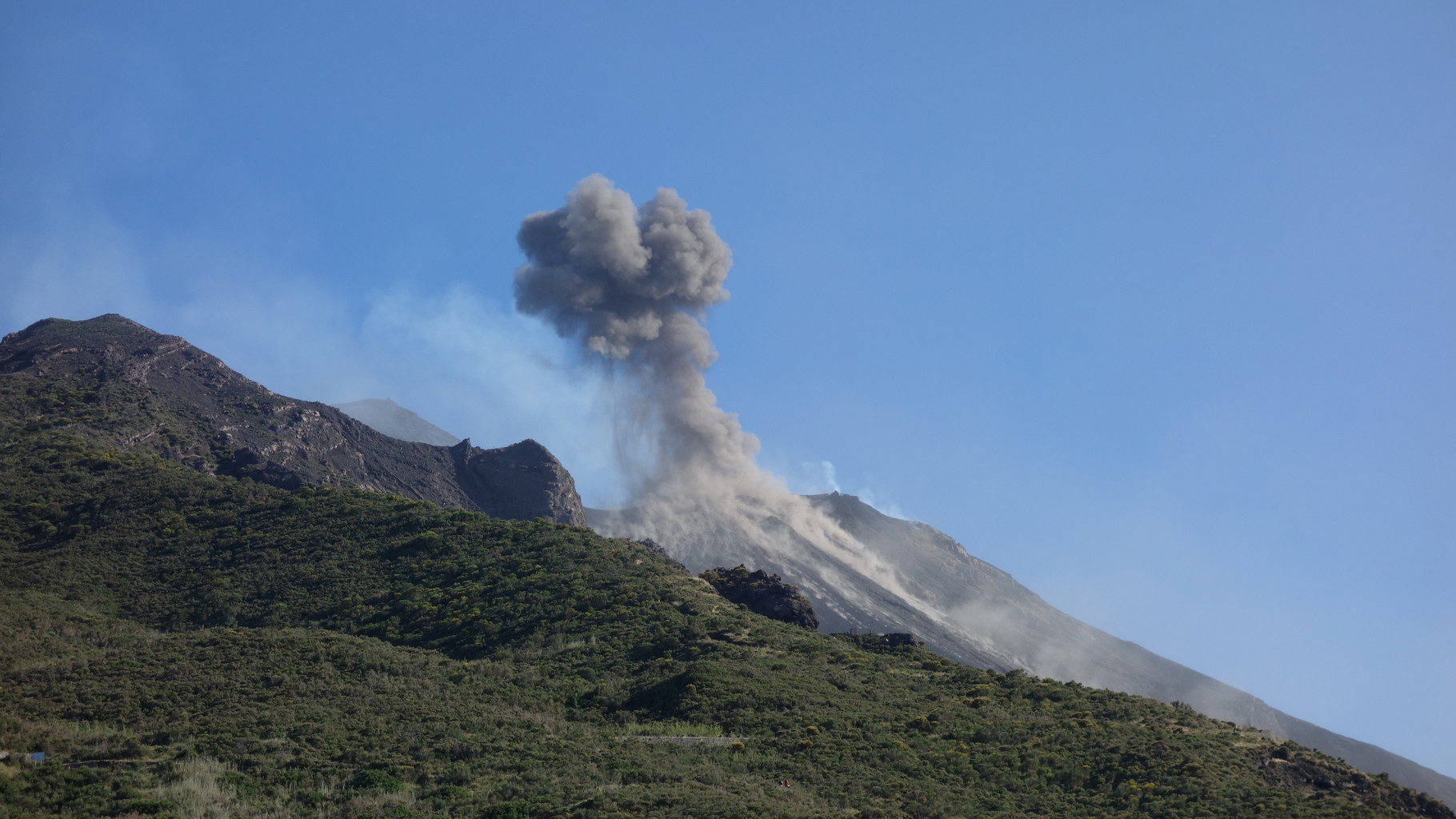 Ansicht von einem Café am Fuße des Vulkans Stromboli