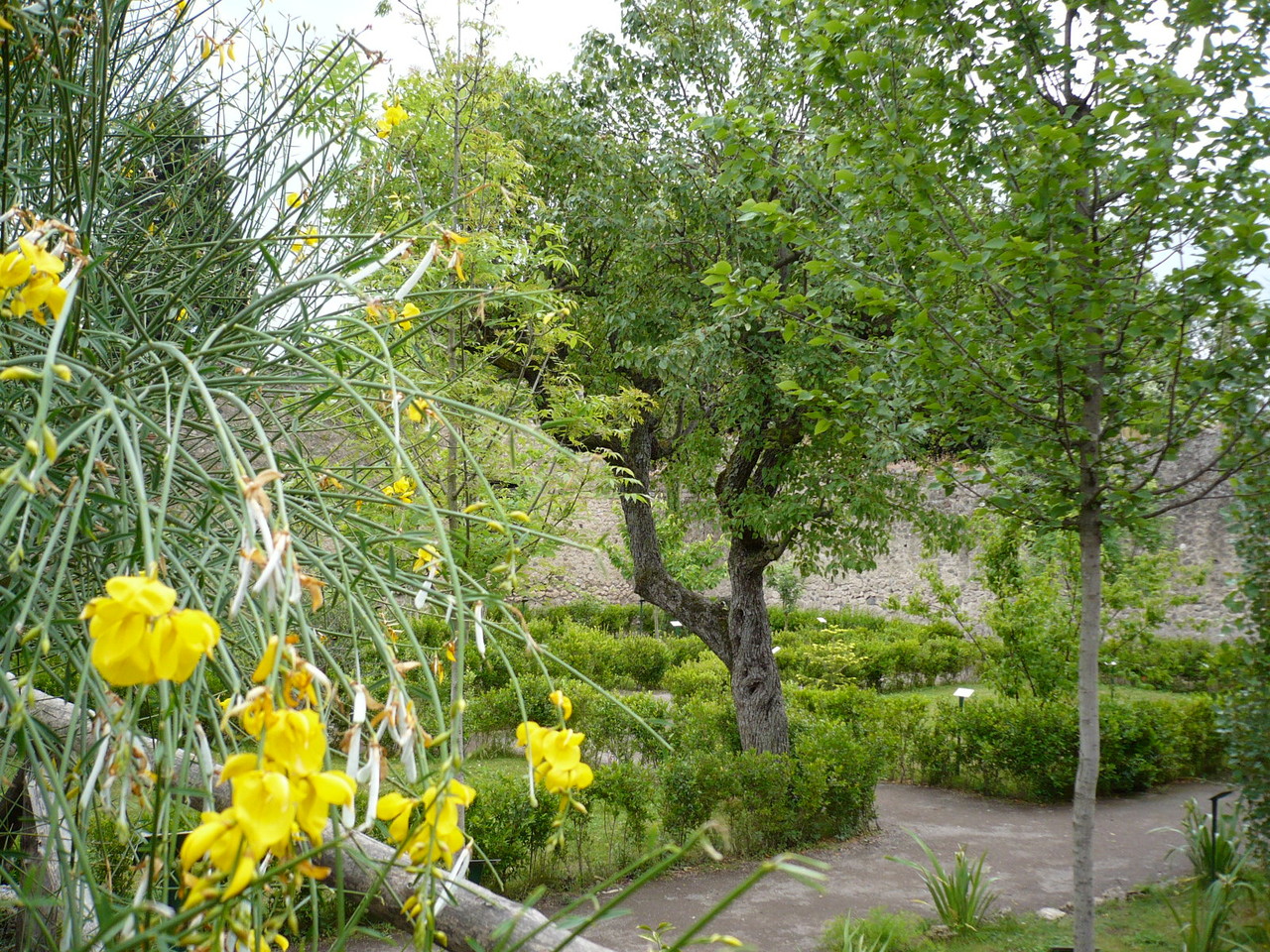 ...ein antiker Garten ausgesehen.