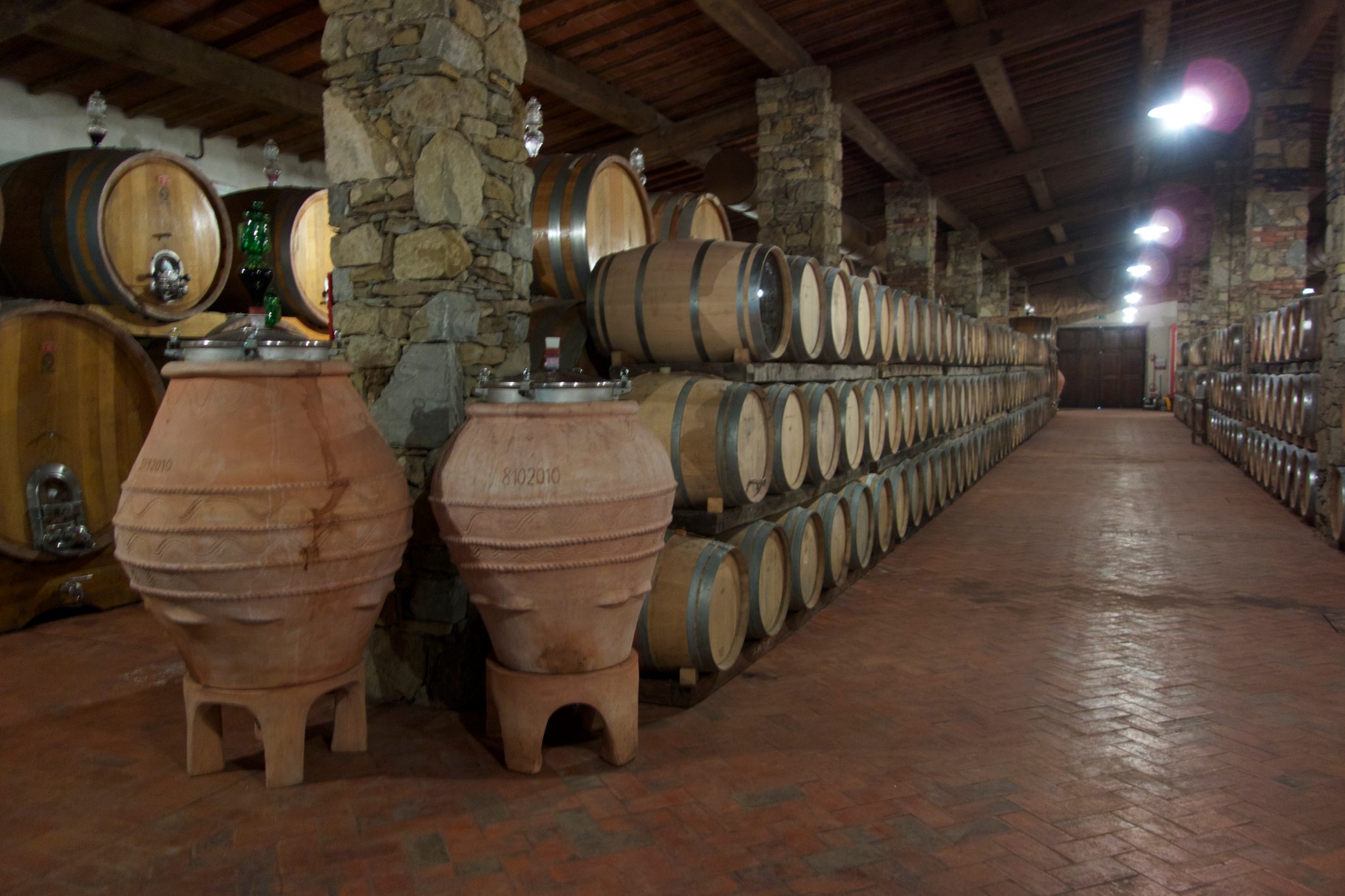 In früheren Zeiten gärte der Wein in Terrakotta-Gefäßen, wieder entdeckt auf der Fattoria La Vialla 