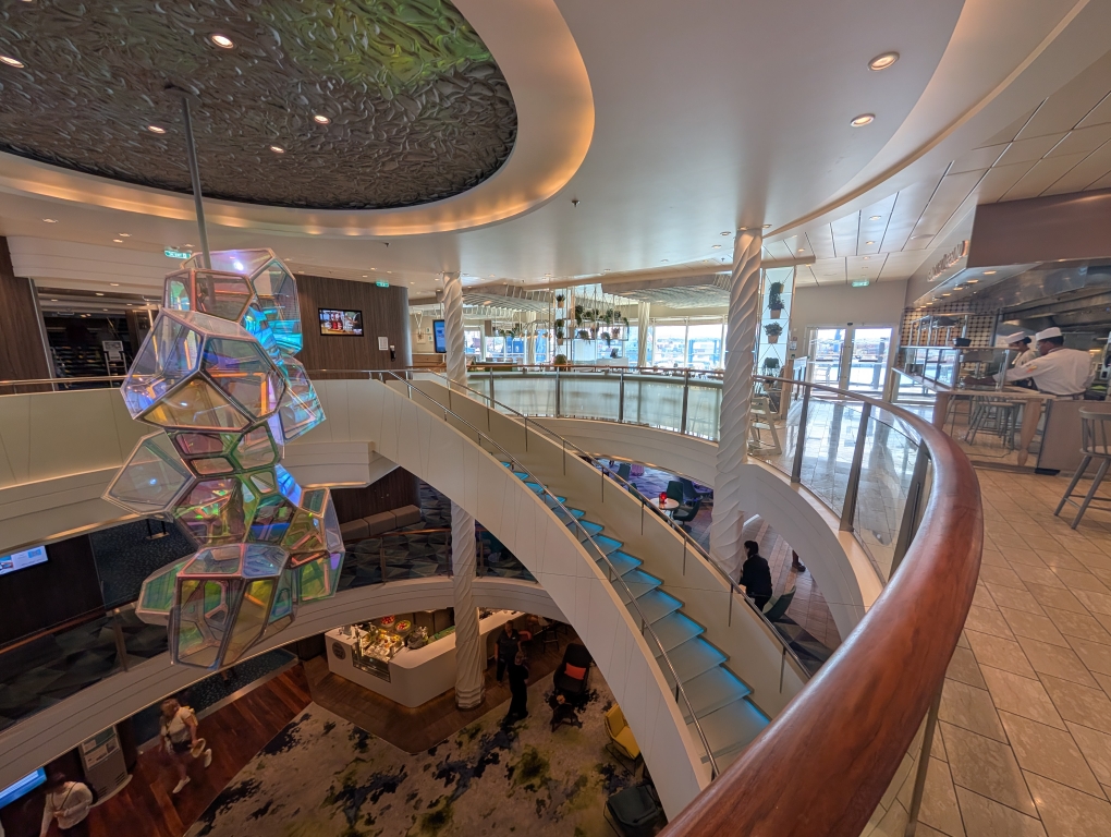 Blick auf die Lobby von Deck 5 (Pier)
