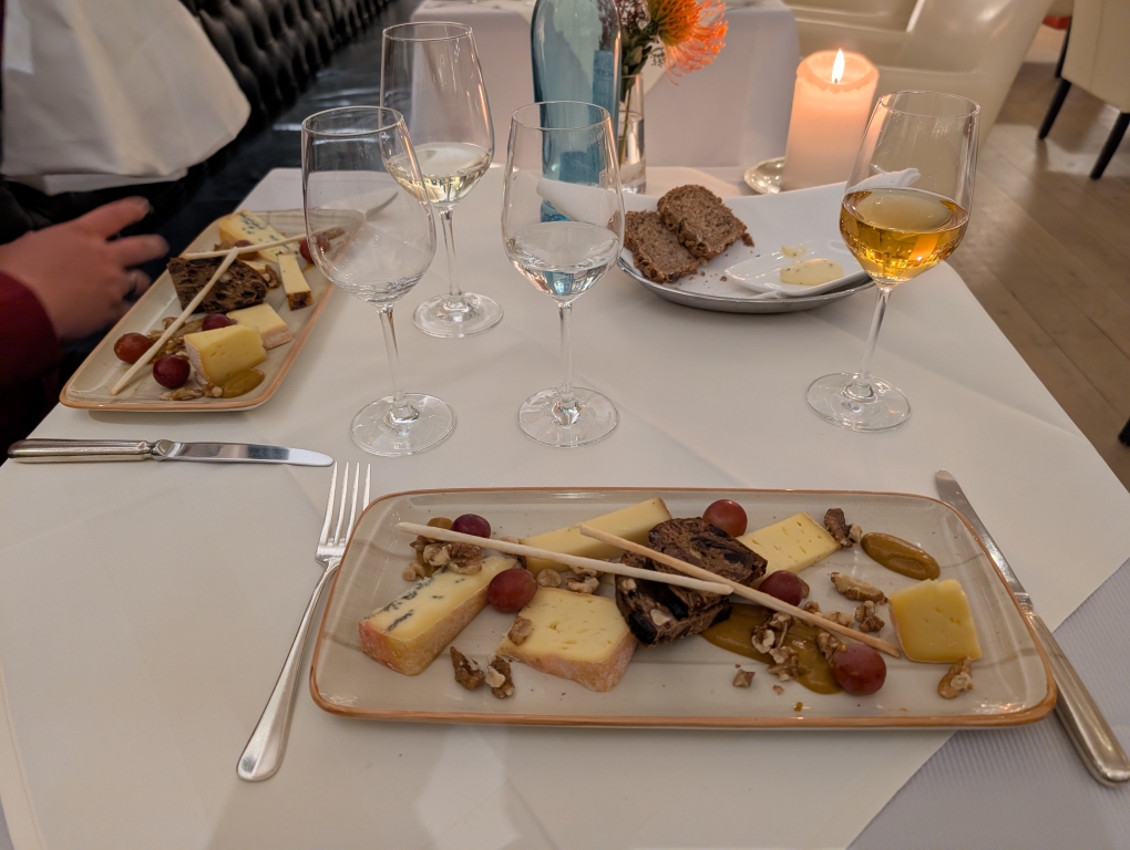 Käsevariation aus Deichkäse, Wildblumenkäse, Husumer, Freisisch Blue, Feigensenf, Trauben, Nüssen und Früchtebrot
