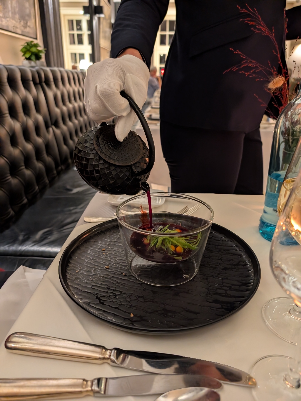 Rote Bete Bouillon mit Zuckerschote, Wurzelgemüse und Macadamia