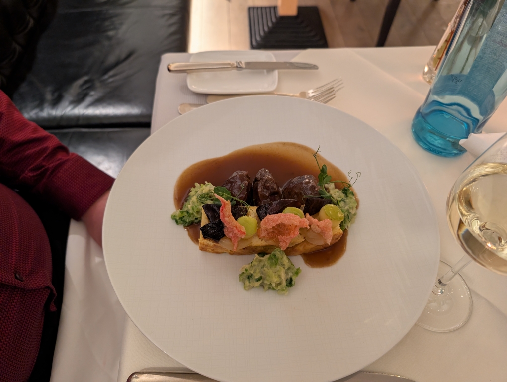 Geschmorte Schweinebäckchen mit Wirsing, Apfel, Cidre, Porto Bello und Kartoffel-Schmarrn