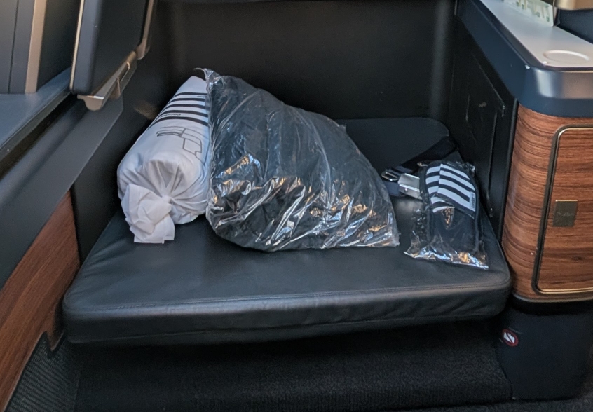 Condor Business Class: Topper, Decke und Slipper am Platz