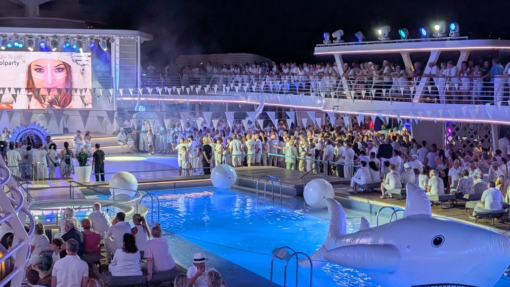 Mein Schiff 2 - White Party Pooldeck