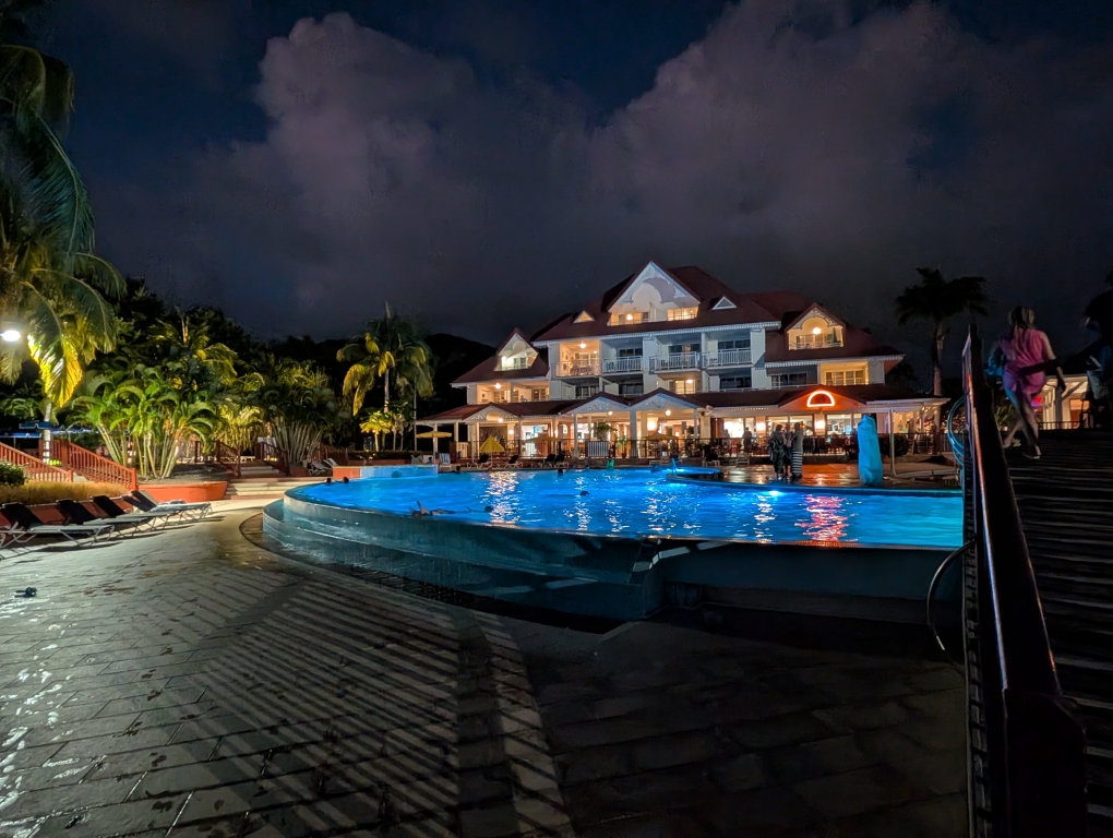 Haupthaus "Martinique" am Pool.