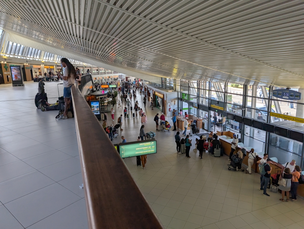 Blick von der Abflugebene auf das Terminal am Flughafen Martinique
