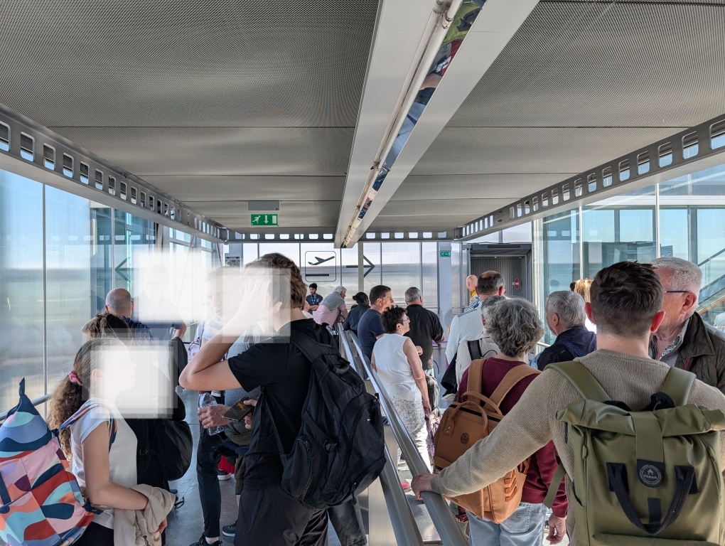 Vorsortierung auf dem Weg ins Flugzeug (links SkyPriority Passagiere)