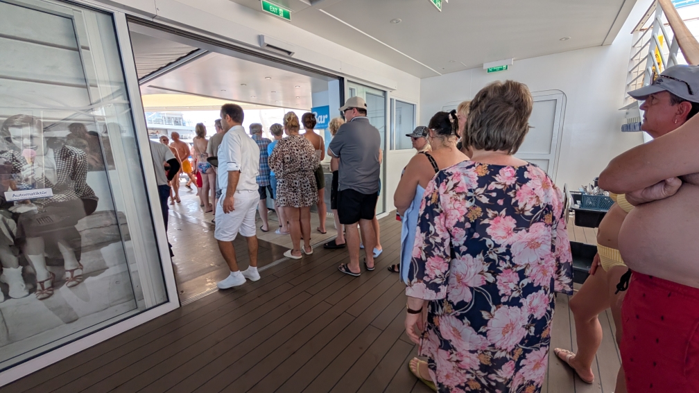 Mein Schiff 2 - Schlange an der Eisbar