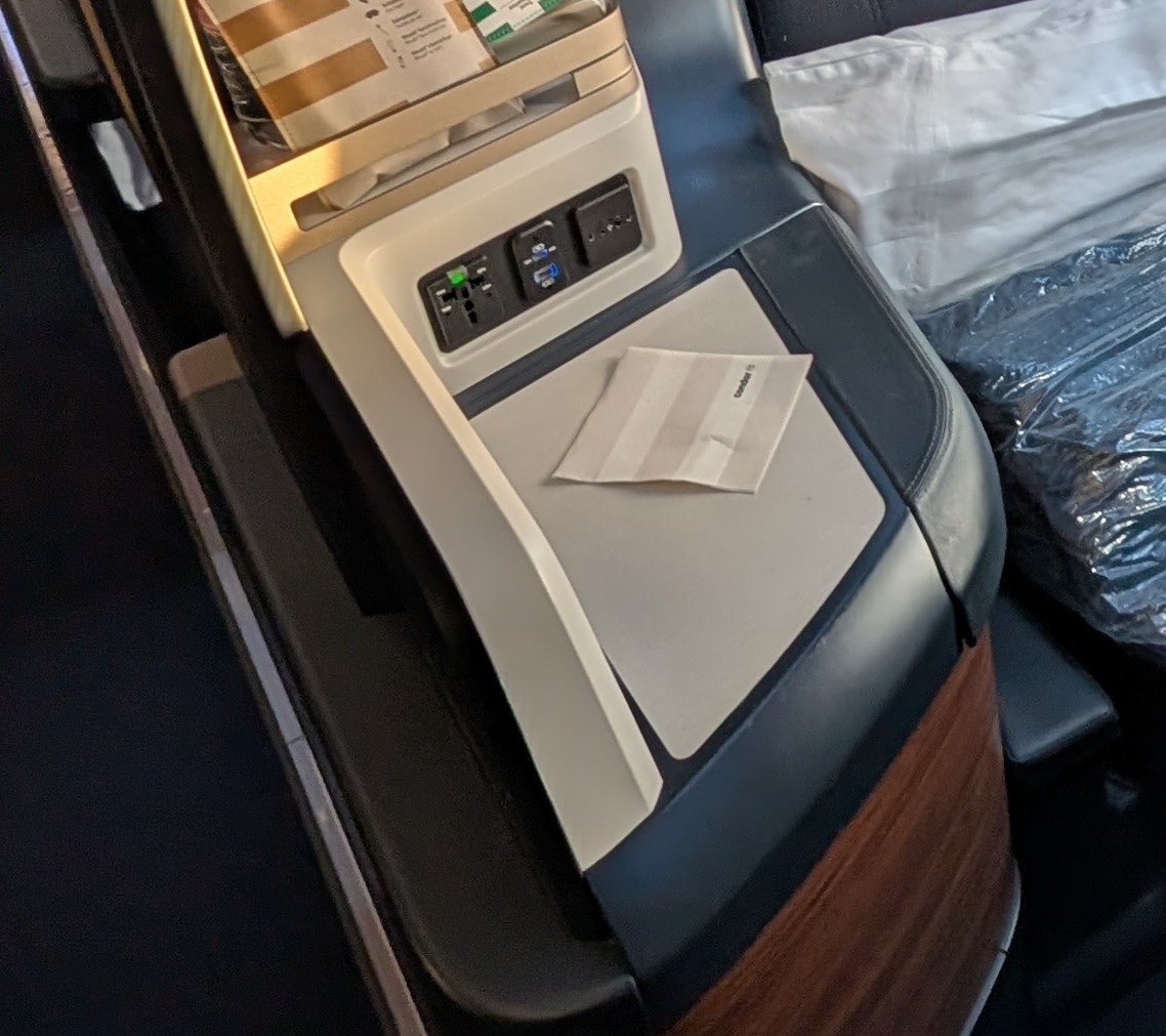 Condor Business Class: Ablage am Sitz zum Laden von Devices