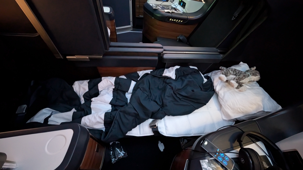 Condor Business Class: Gemütliches Bett mit Topper