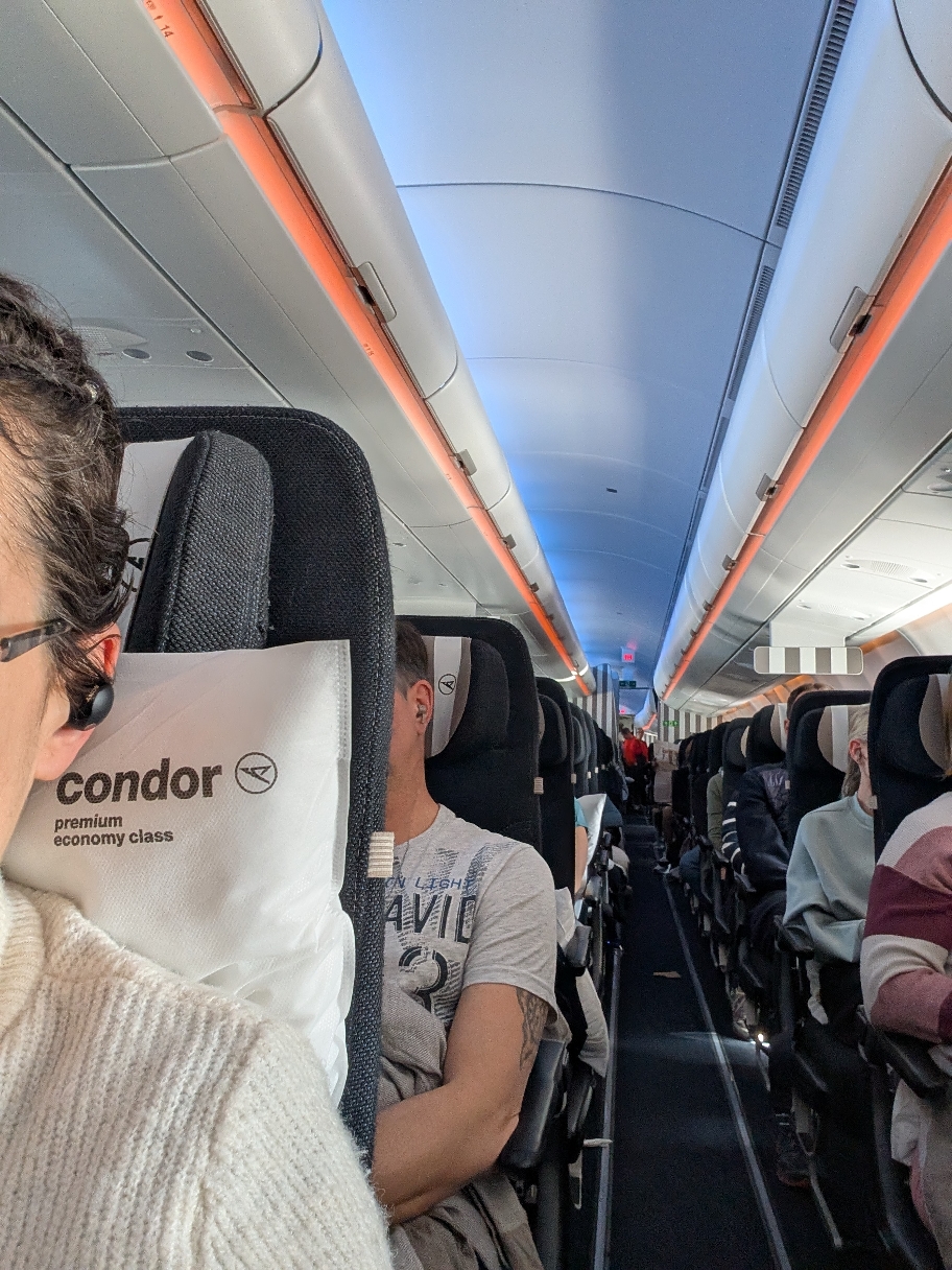 Blick von der Condor Premium Economy in die Economy