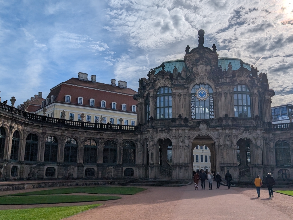 Blick vom Zwinger auf das Hotel