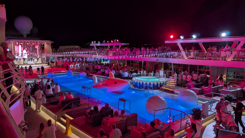 Mein Schiff 2 - White Party Pooldeck